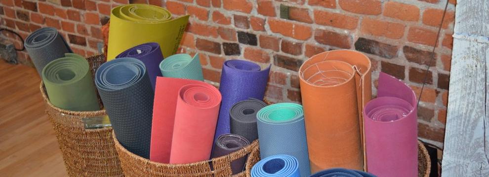 Top 6 Travel Yoga Mats For Yogis on the Go